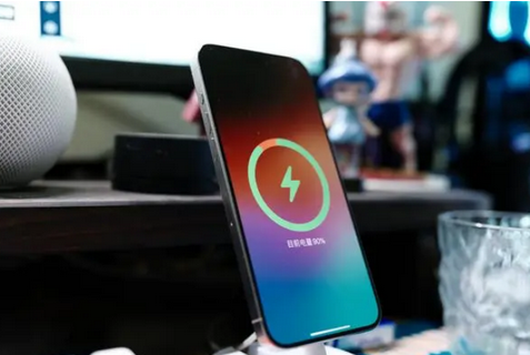 新建苹果15换屏服务分享用什么充电器给iPhone15充电更好 
